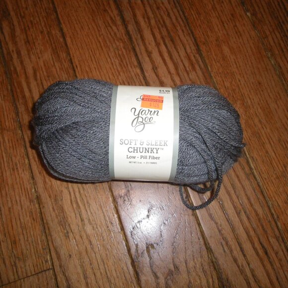 1 Skein Yarn Bee Soft & Sleek Chunky Low Pill Fiber Yarn Color Dark Gray 211 yds - Picture 1 of 1